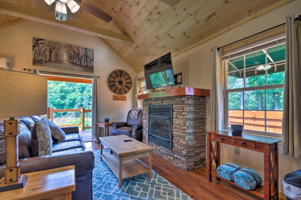 Cozy Riverfront Cabin With Private Deck And Hot Tub! Bryson City Exterior foto