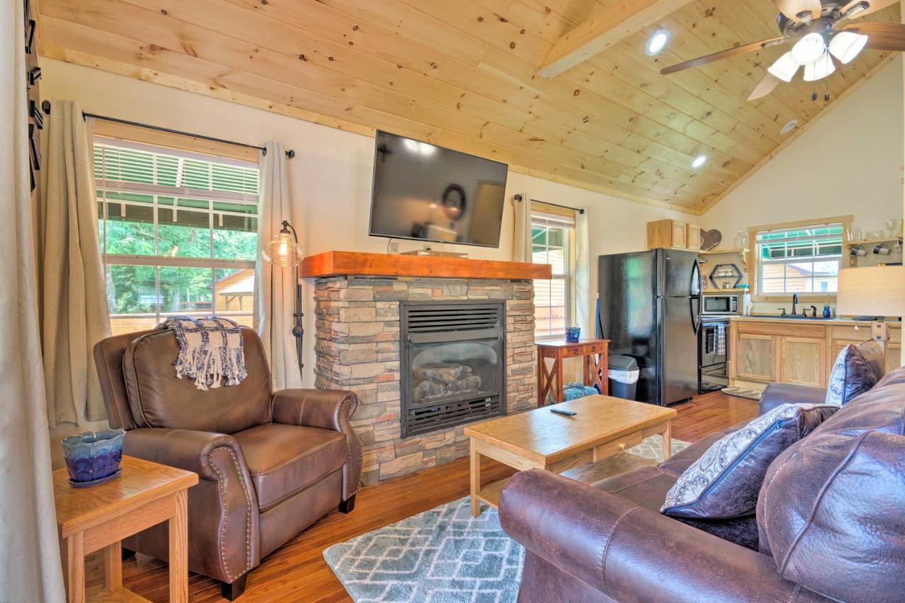 Cozy Riverfront Cabin With Private Deck And Hot Tub! Bryson City Exterior foto