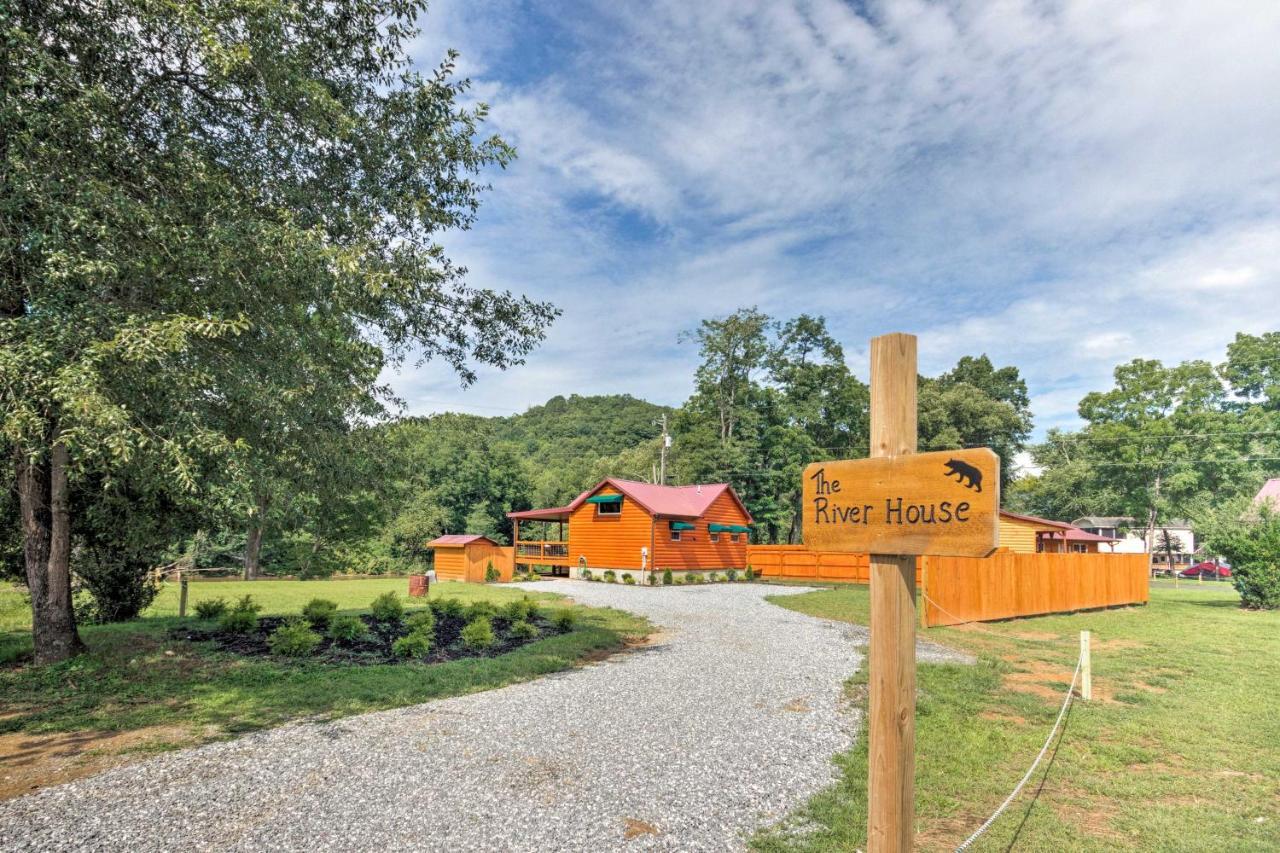Cozy Riverfront Cabin With Private Deck And Hot Tub! Bryson City Exterior foto