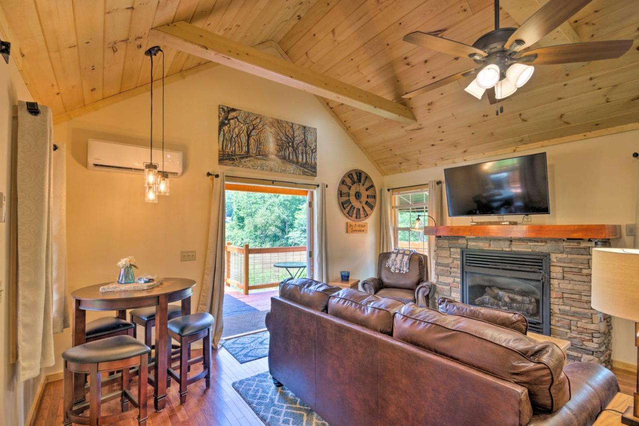 Cozy Riverfront Cabin With Private Deck And Hot Tub! Bryson City Exterior foto