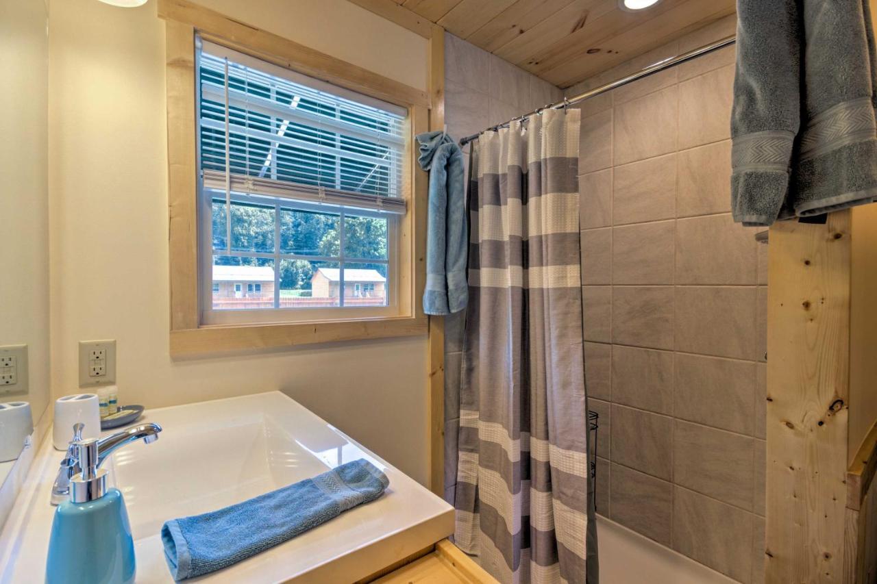 Cozy Riverfront Cabin With Private Deck And Hot Tub! Bryson City Exterior foto