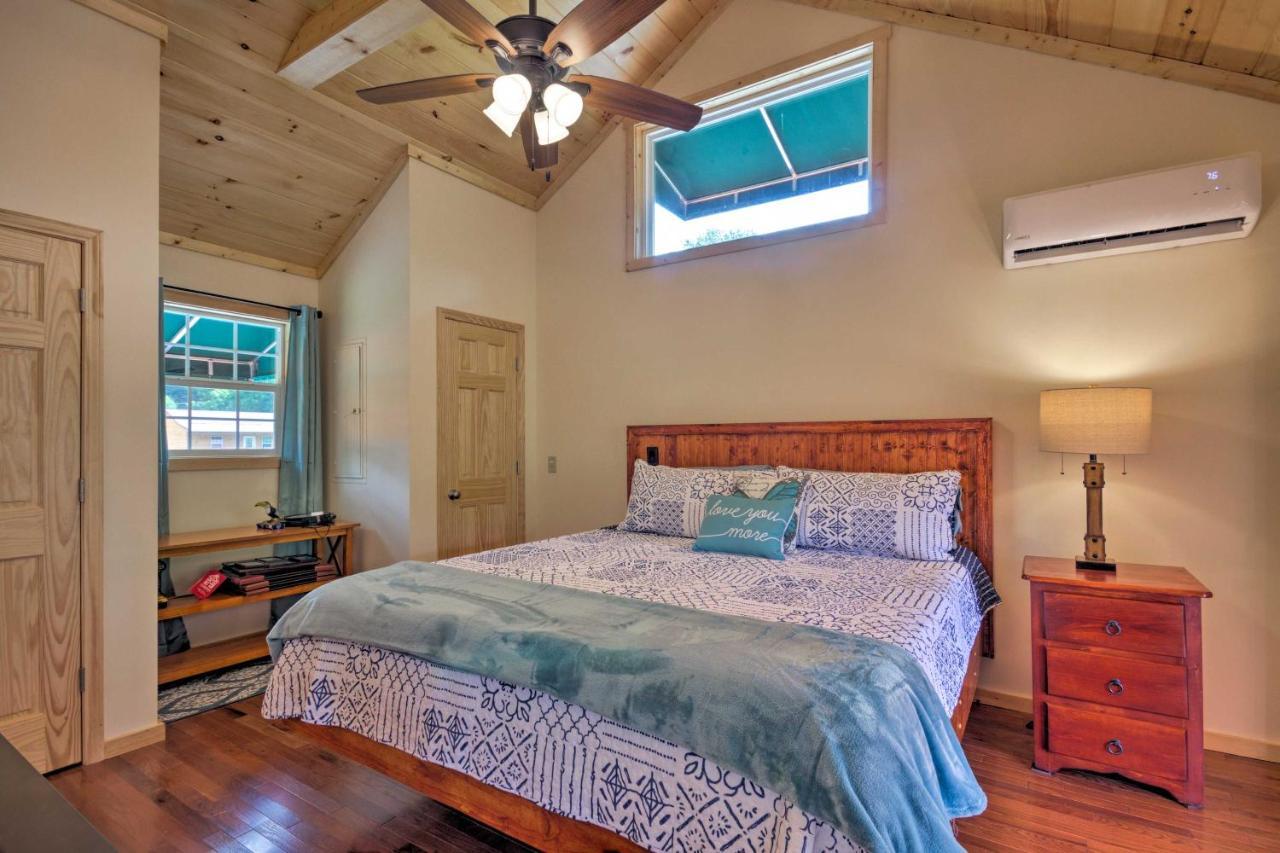 Cozy Riverfront Cabin With Private Deck And Hot Tub! Bryson City Exterior foto