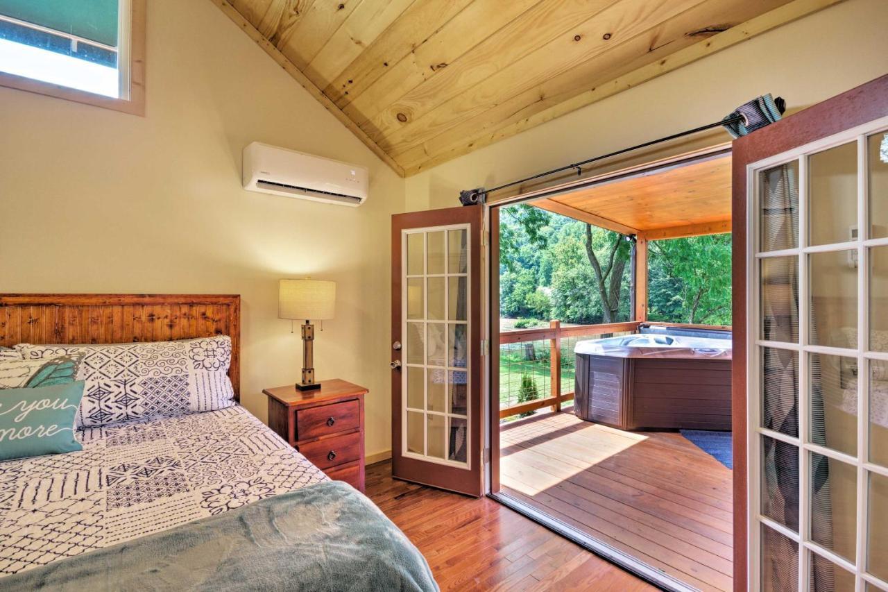 Cozy Riverfront Cabin With Private Deck And Hot Tub! Bryson City Exterior foto