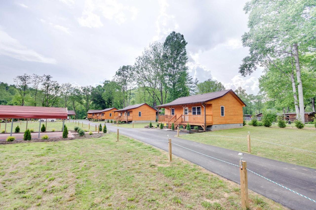 Cozy Riverfront Cabin With Private Deck And Hot Tub! Bryson City Exterior foto