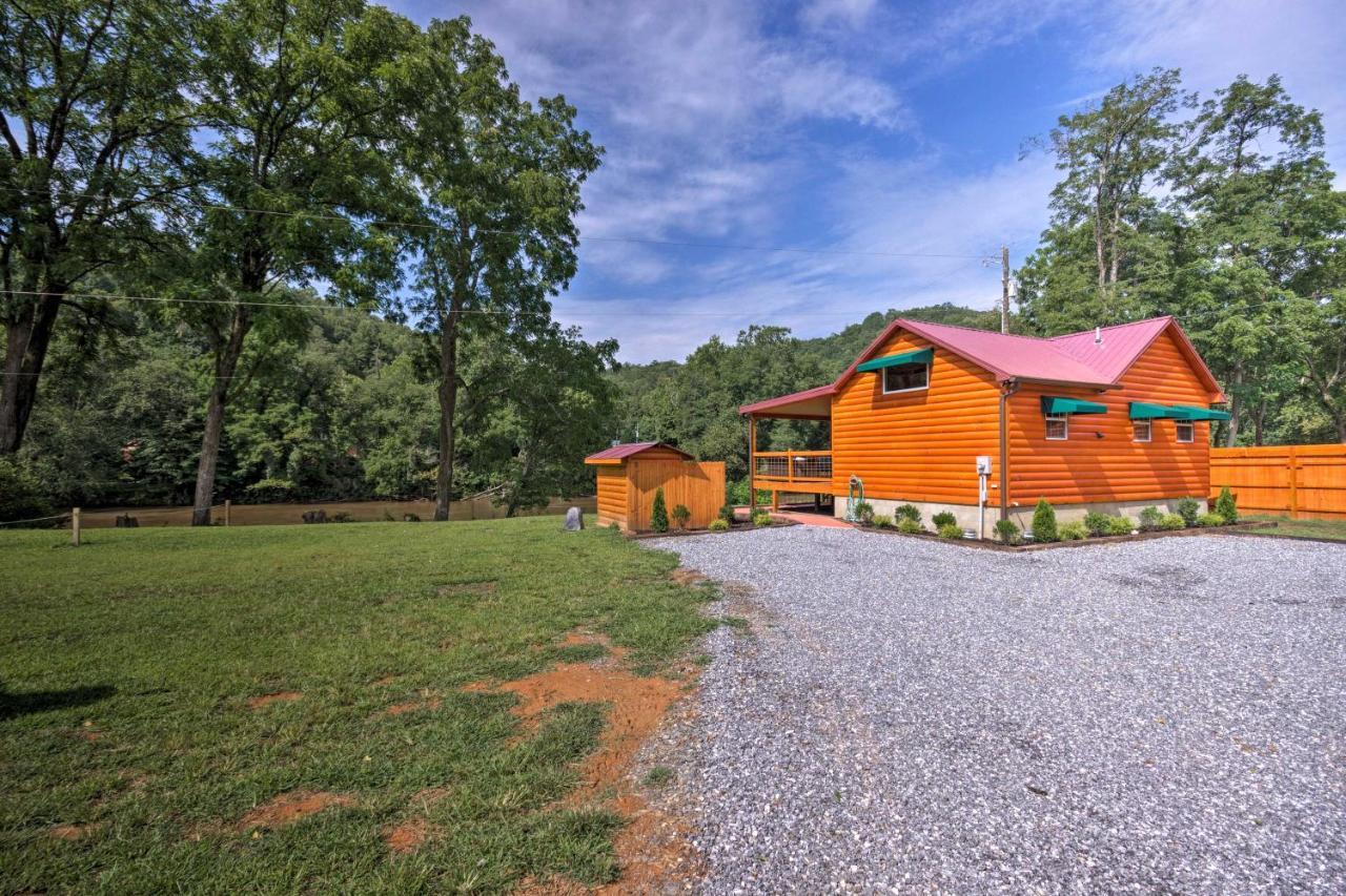 Cozy Riverfront Cabin With Private Deck And Hot Tub! Bryson City Exterior foto