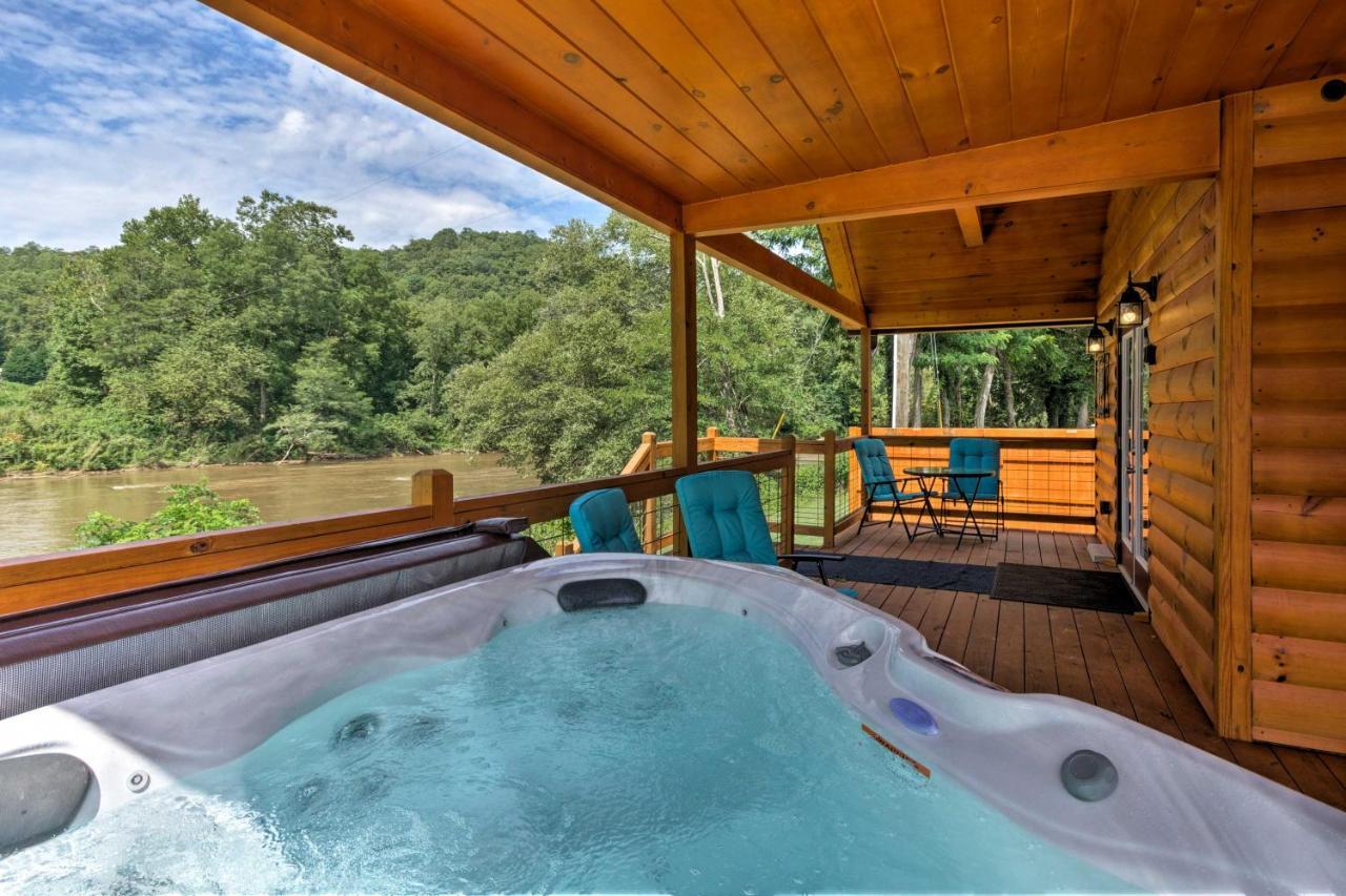 Cozy Riverfront Cabin With Private Deck And Hot Tub! Bryson City Exterior foto
